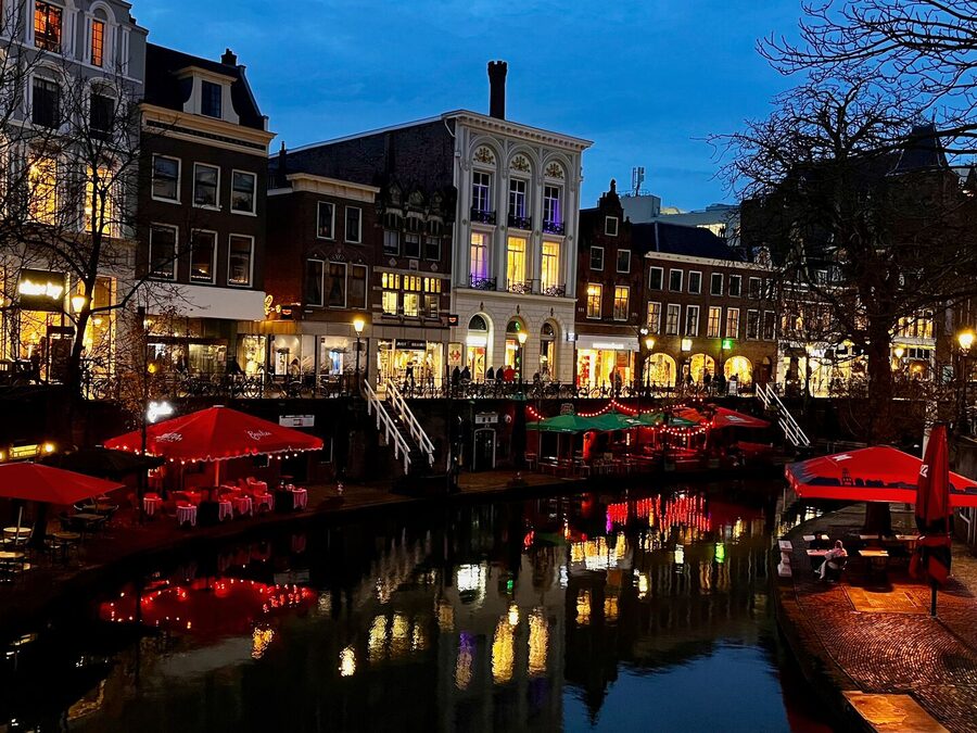 Verlichte terrassen in de avond