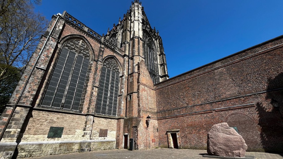 Domkerk en Domtoren gezien vanaf het Domplein