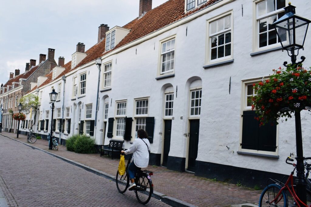 Hofjes in Utrecht kruip door sluip door stadswandeling