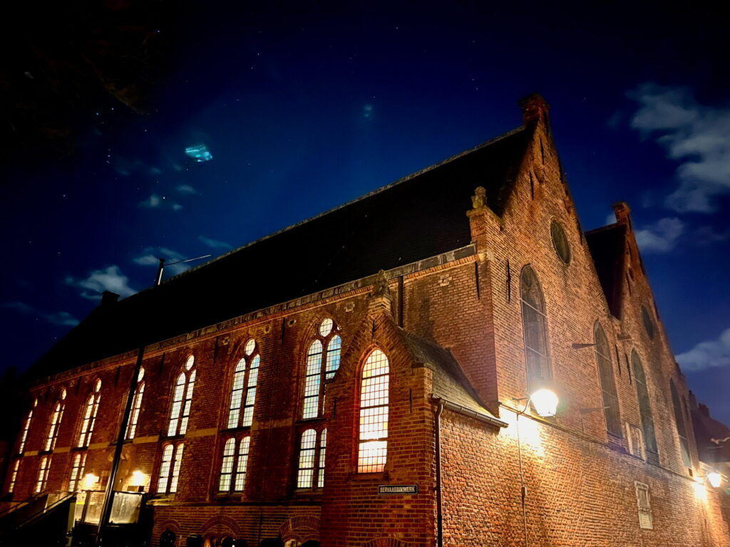 Kerk met verlichte ramen in de avond