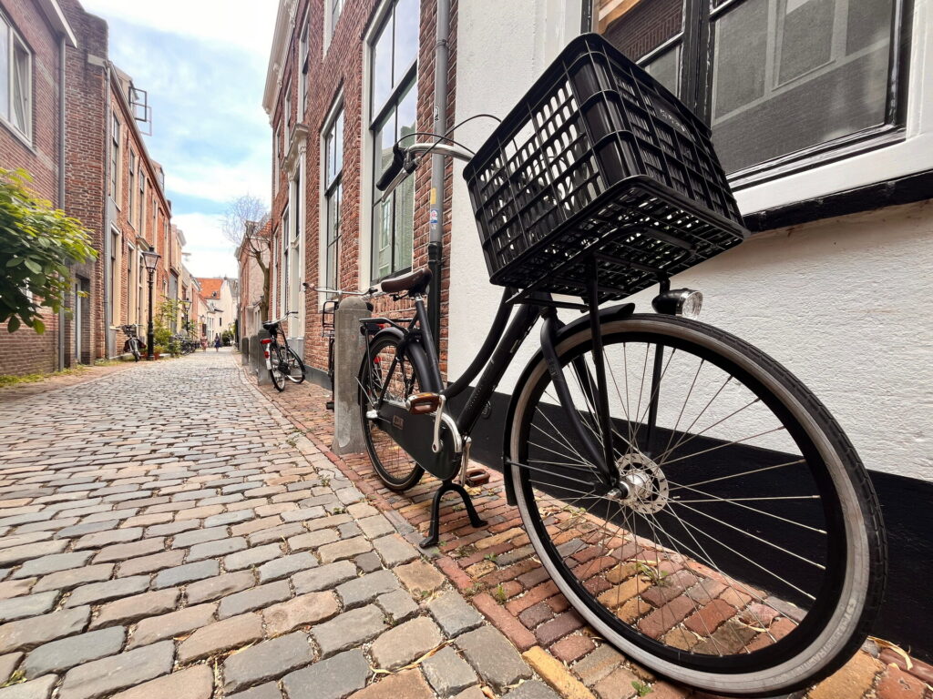 Fiets tegen een gevel in een straatje met kinderkopjes