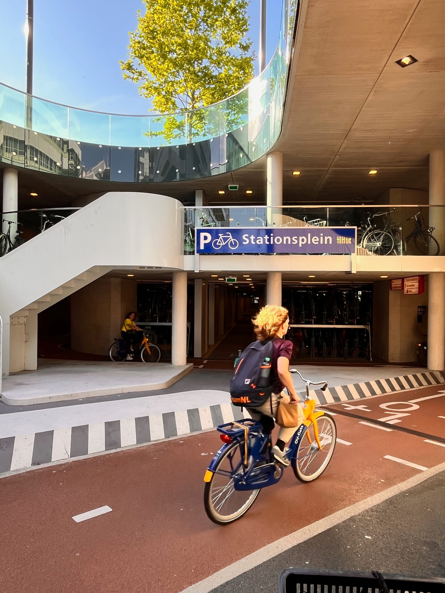 Fietser bij de fietsenstalling Stationsplein