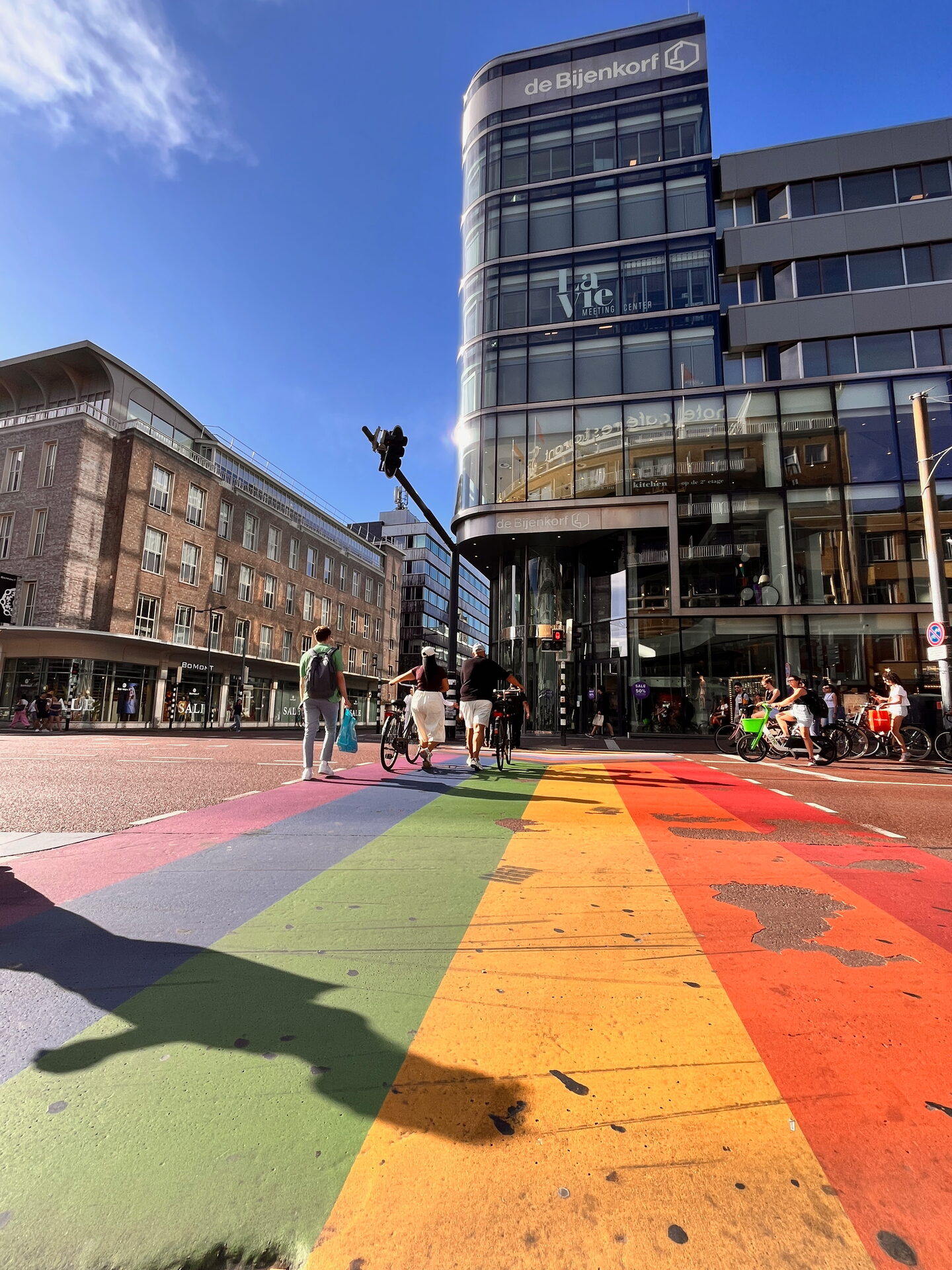 Zebrapad in regenboogkleuren bij het station