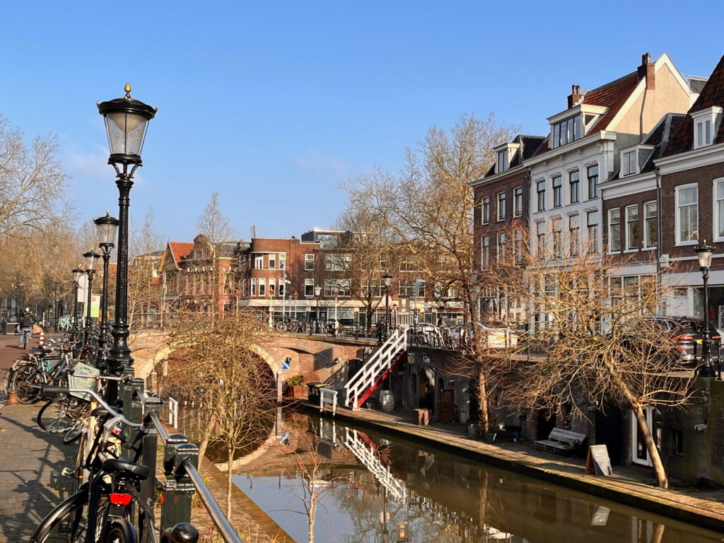 Brug met lantaarn over de Oudegracht