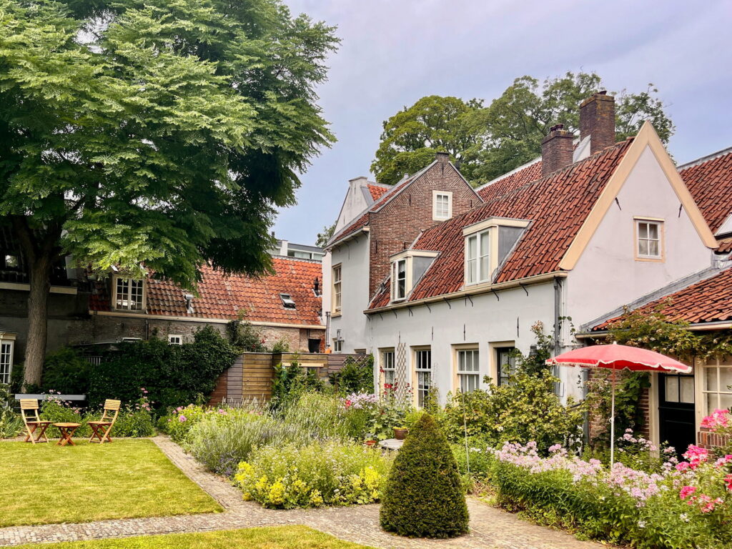 Hofjestuin met witte huisjes en rode daken