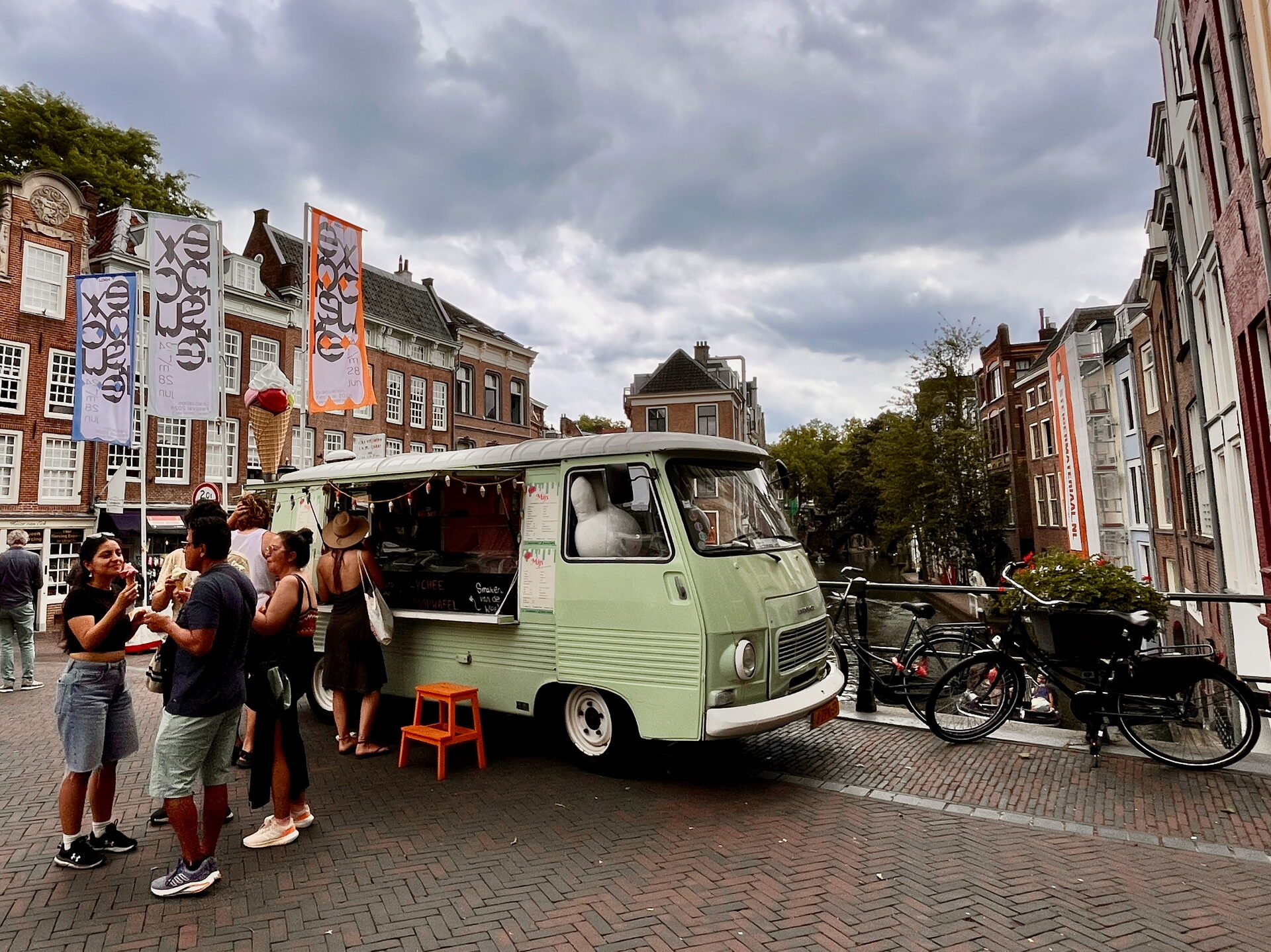 Koffiebusje aan de gracht met mensen eromheen