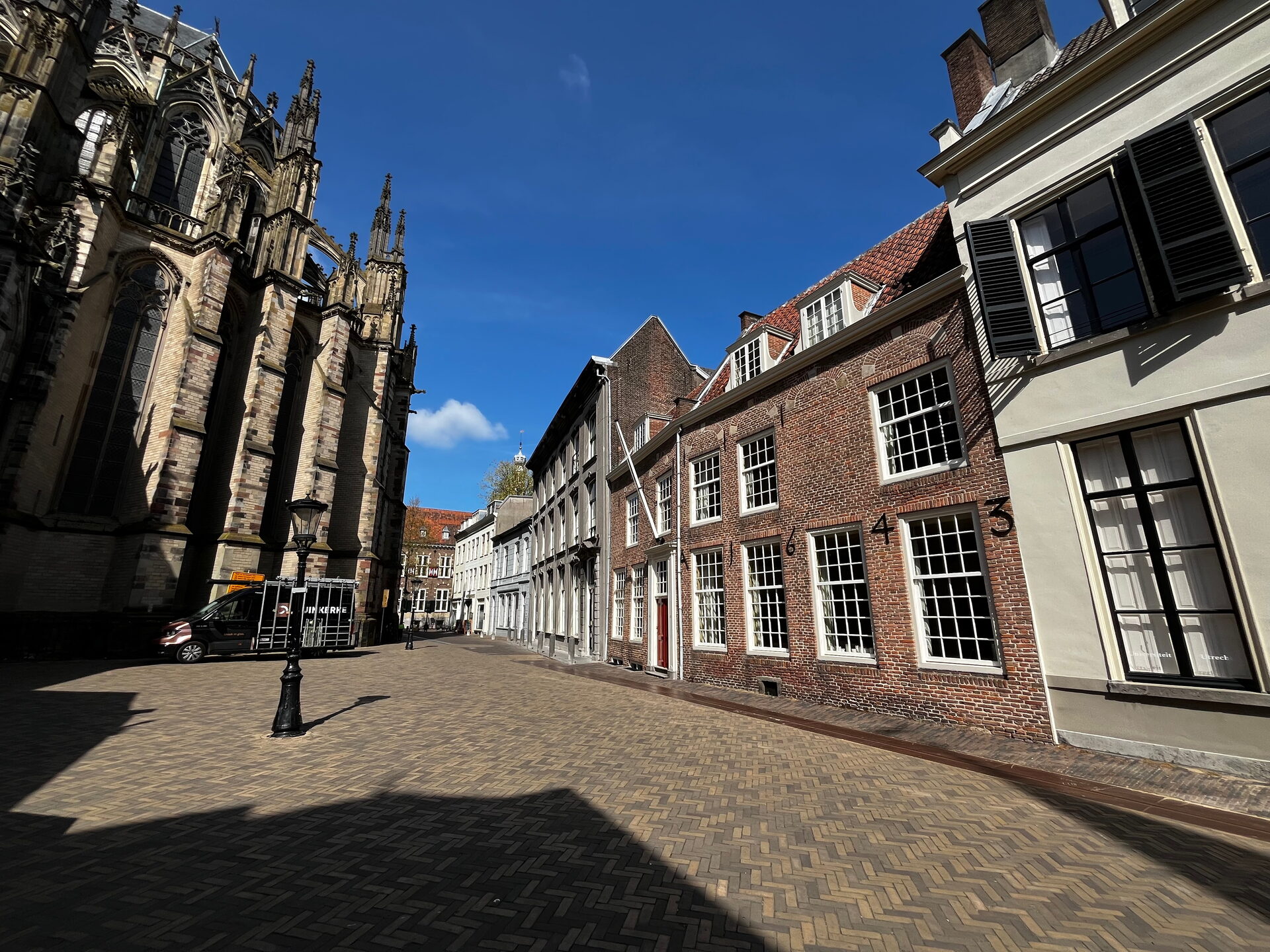 Straatje met historische huizen naast de Domkerk