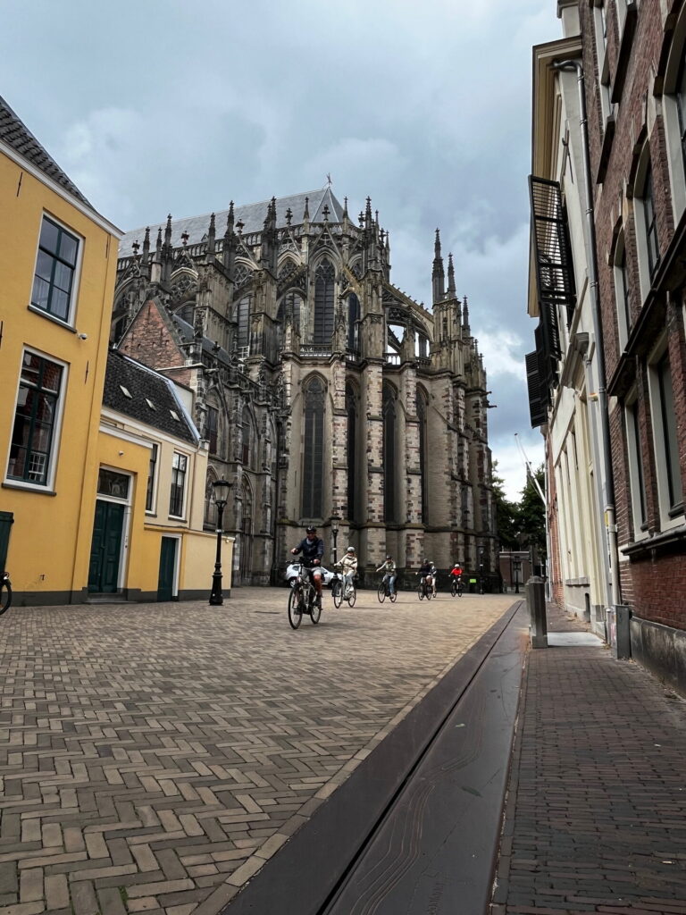 Straatje met gele gevel en de Domkerk op de achtergrond