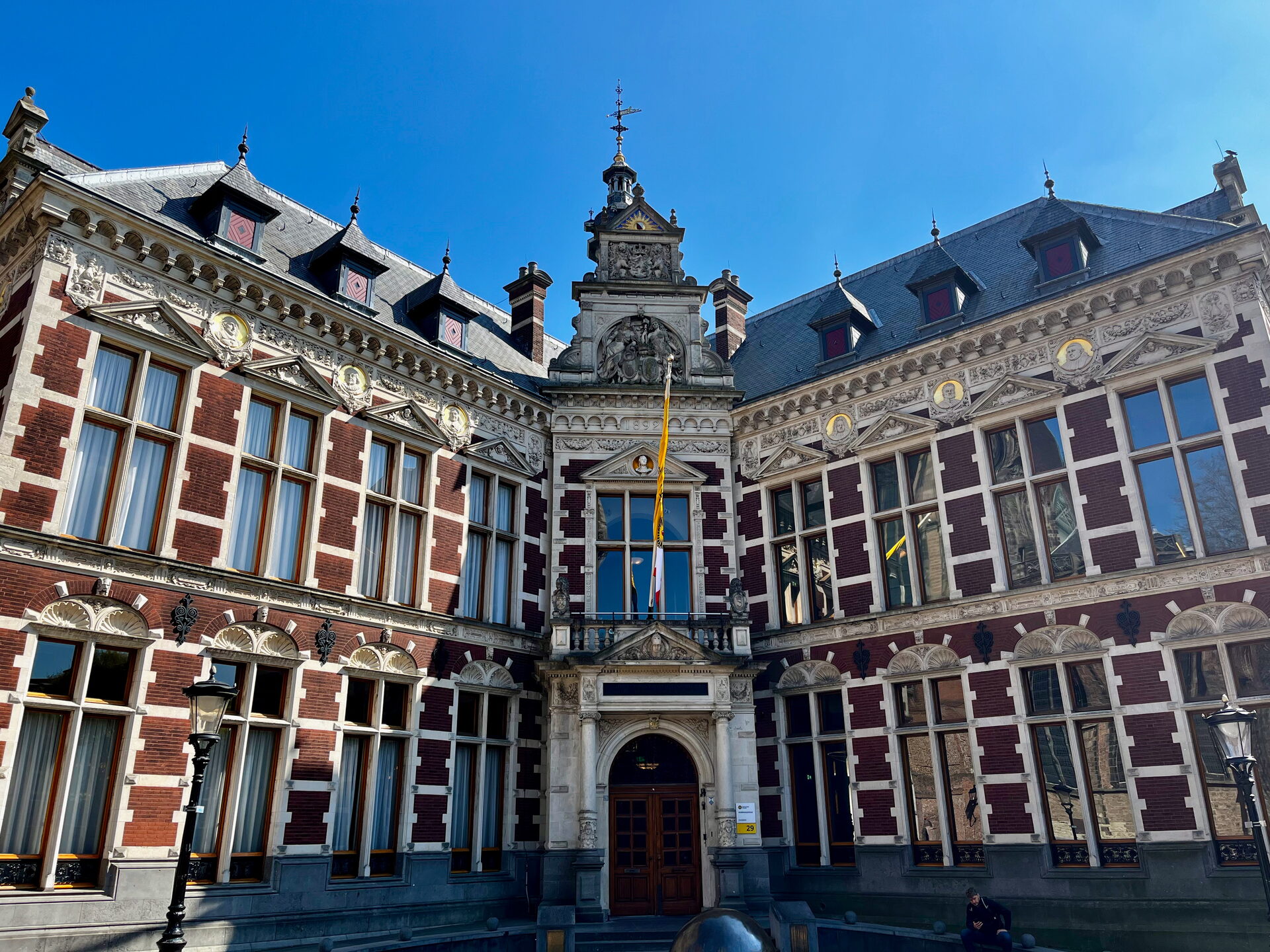 Rijk versierde neorenaissancegevel in de binnenstad