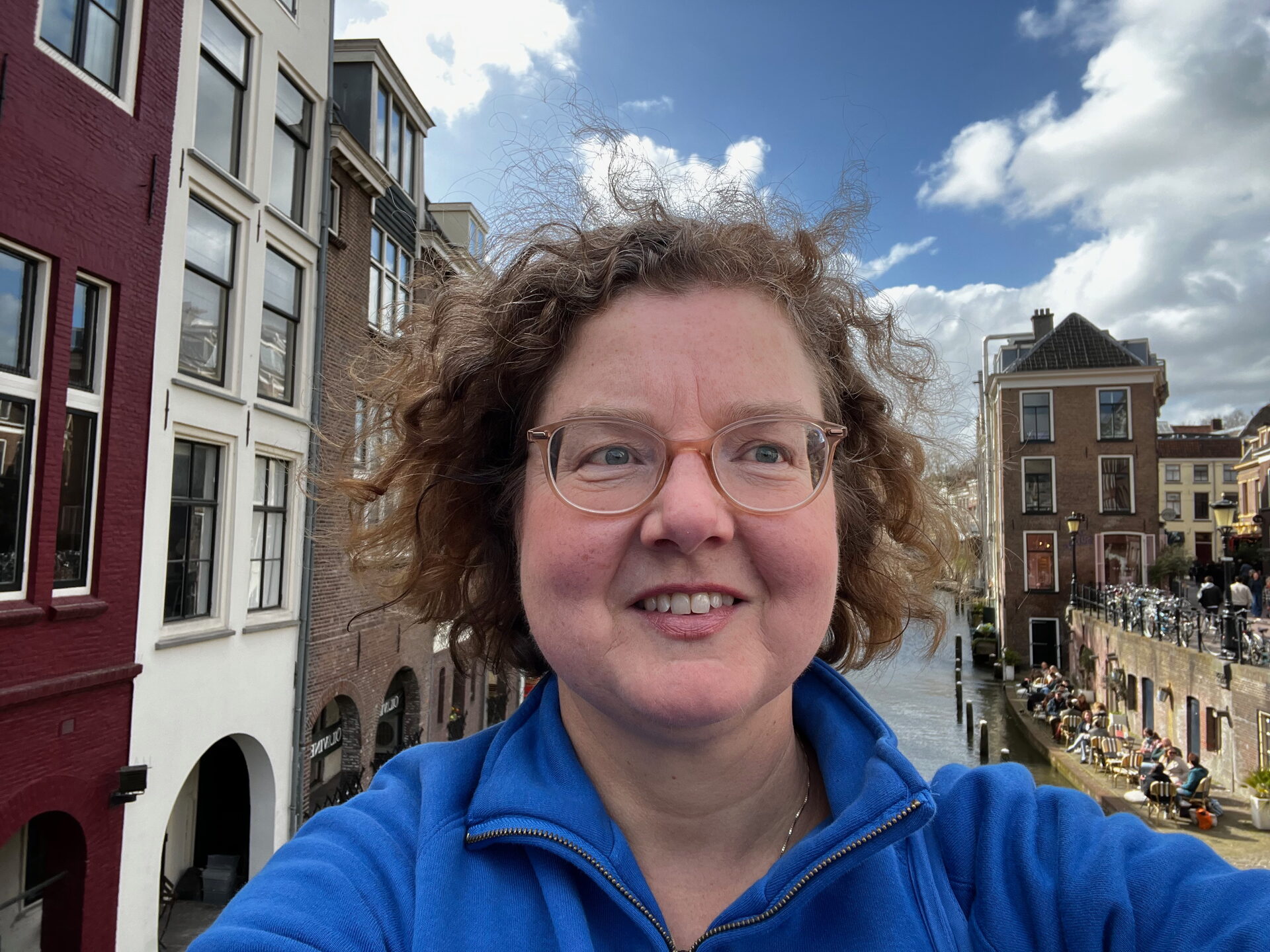 Stadsgids Willemijn Bánki aan de gracht